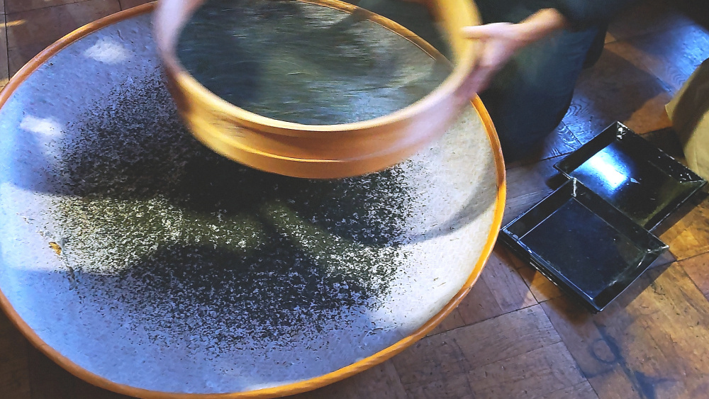 お茶の仕上げ「篩分け」