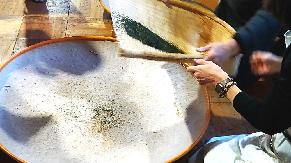 お茶の仕上げ作業に使う道具「箕(み)」