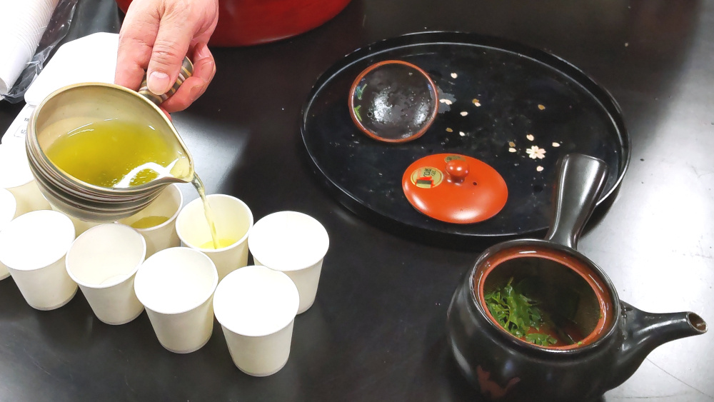 手揉み茶の試飲